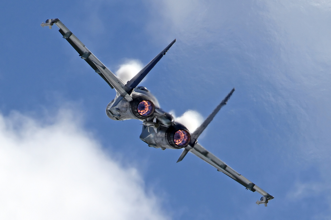 Foto Su-35 dalam penerbangan