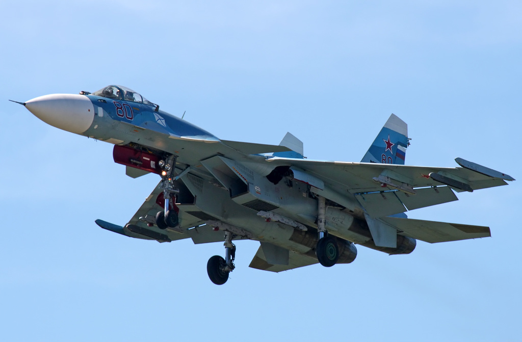 Палубны знішчальнік Су-33 у палёце