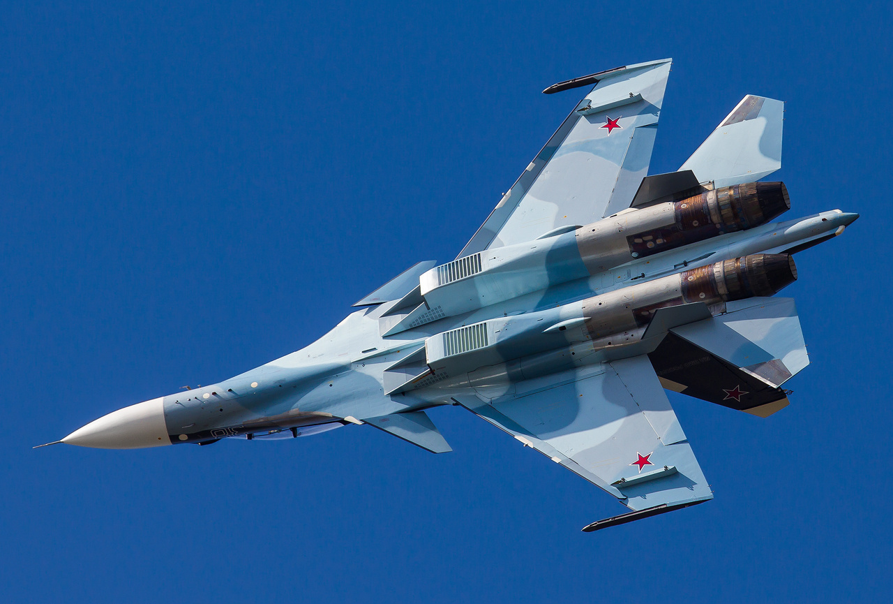 Su-30: gambar dari sudut bawah