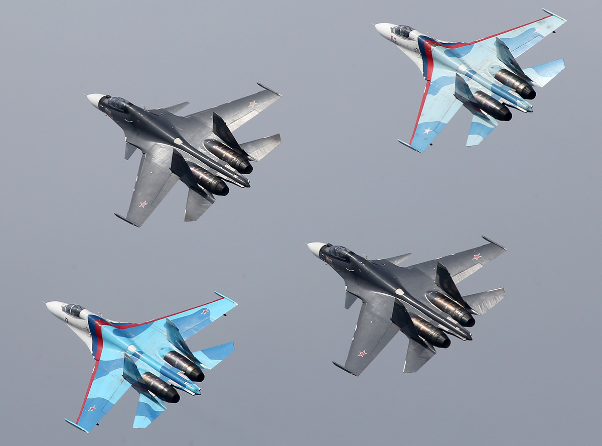 Sepasang Su-30 dan sepasang Su-27 dalam penerbangan