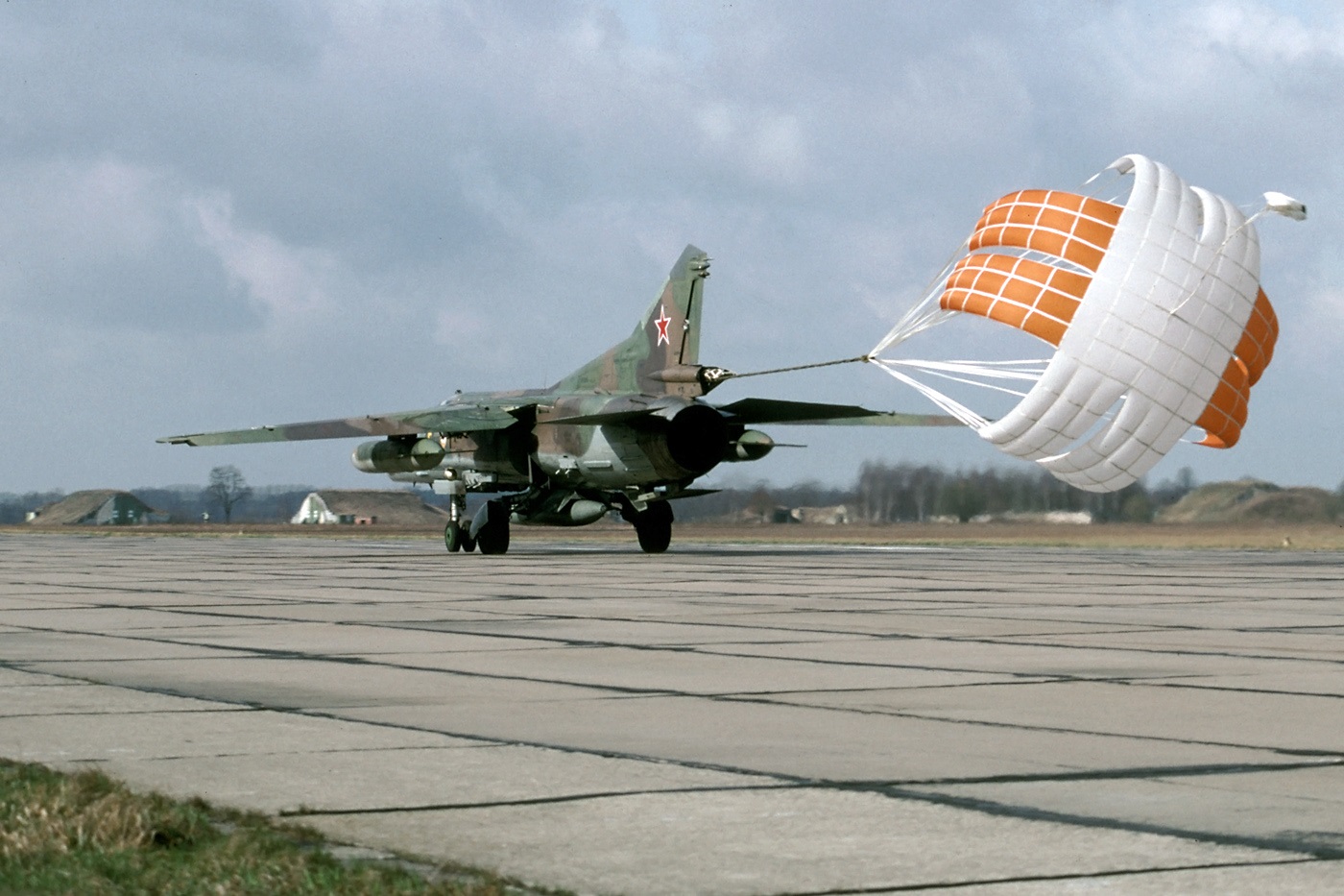 MiG-27D kiʻi