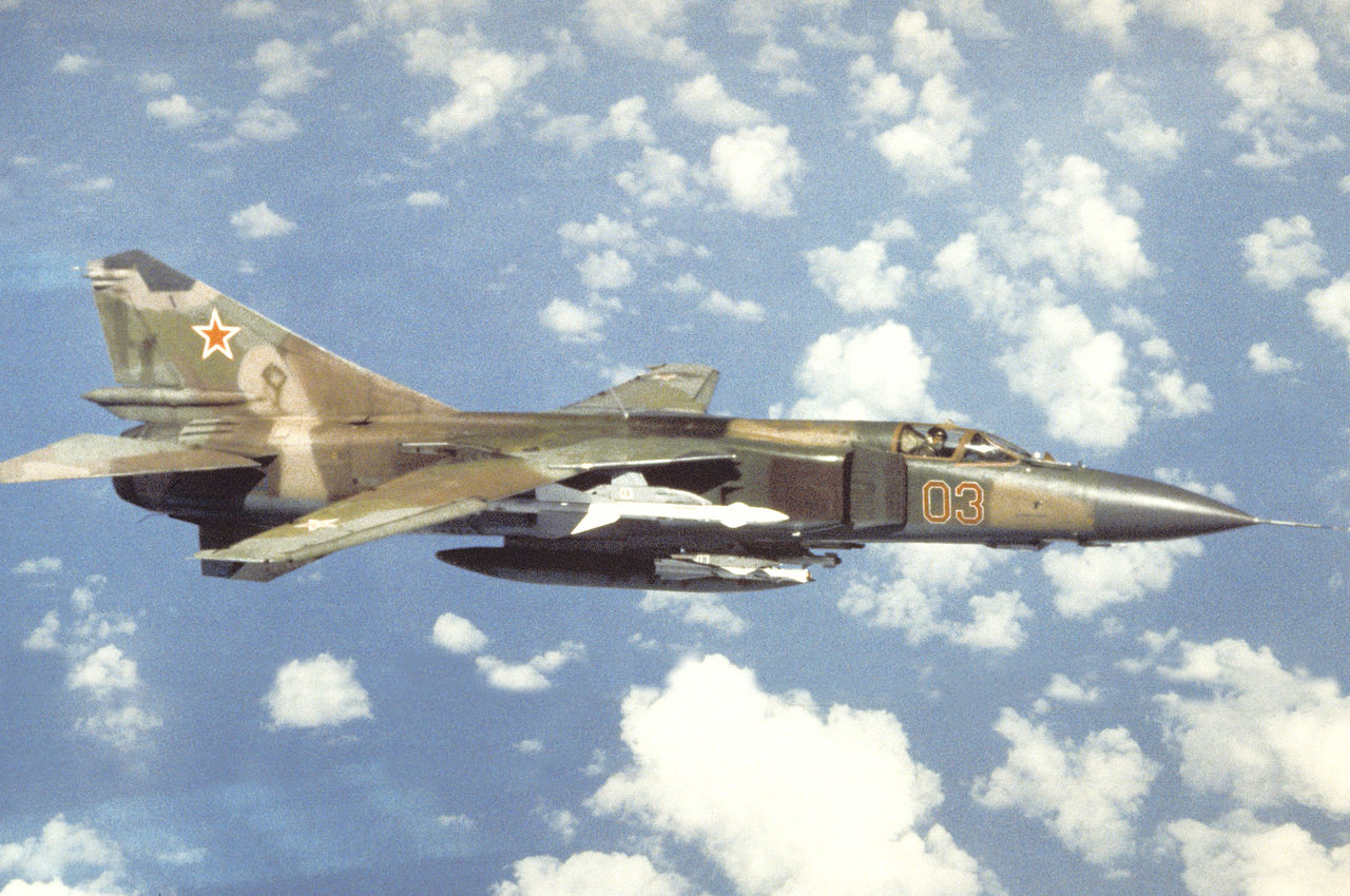 MiG-23 í himninum. Mynd frá 1. maí 1989