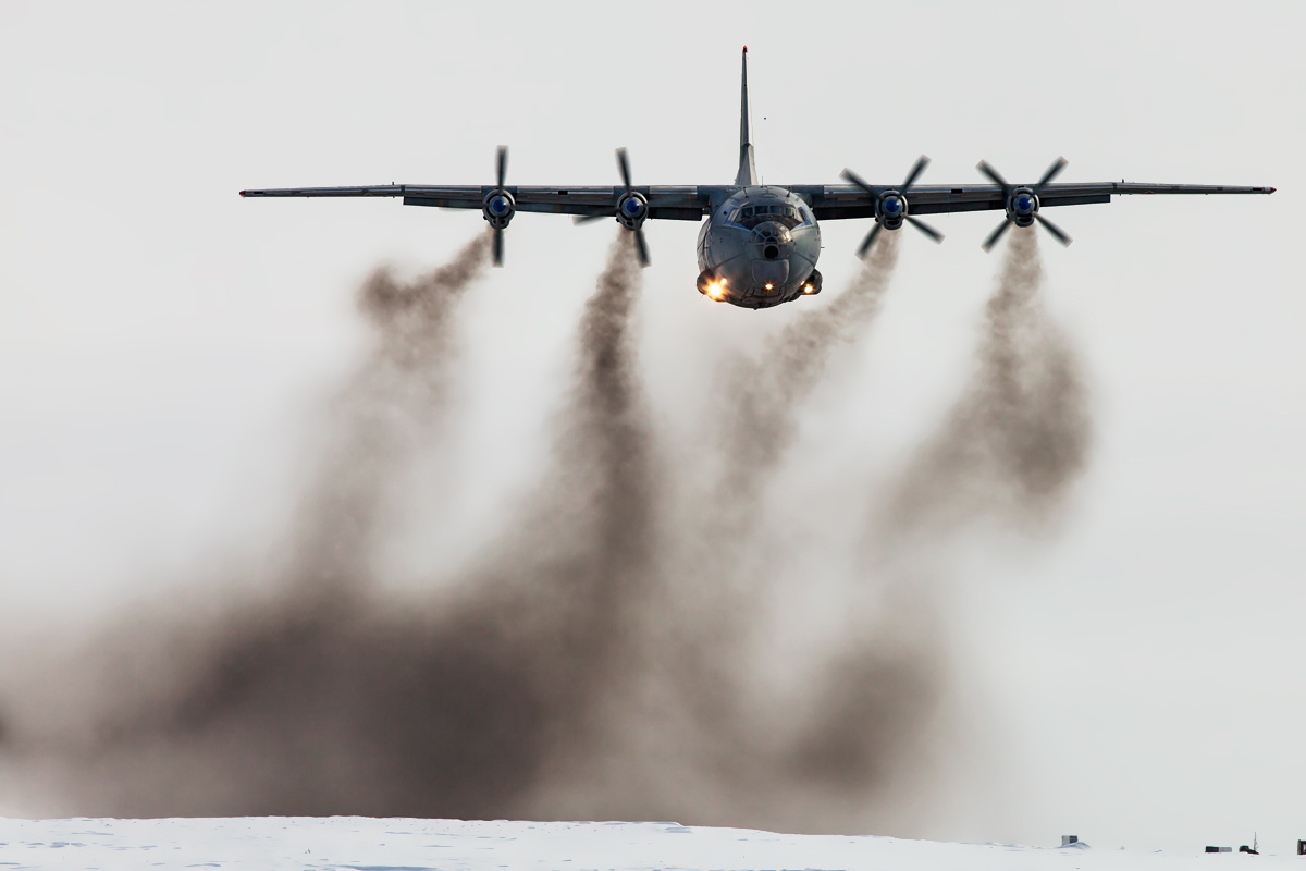 Լուսանկարը `An-12 ռուսական բանակը դուրս է գալիս եւ ծխում