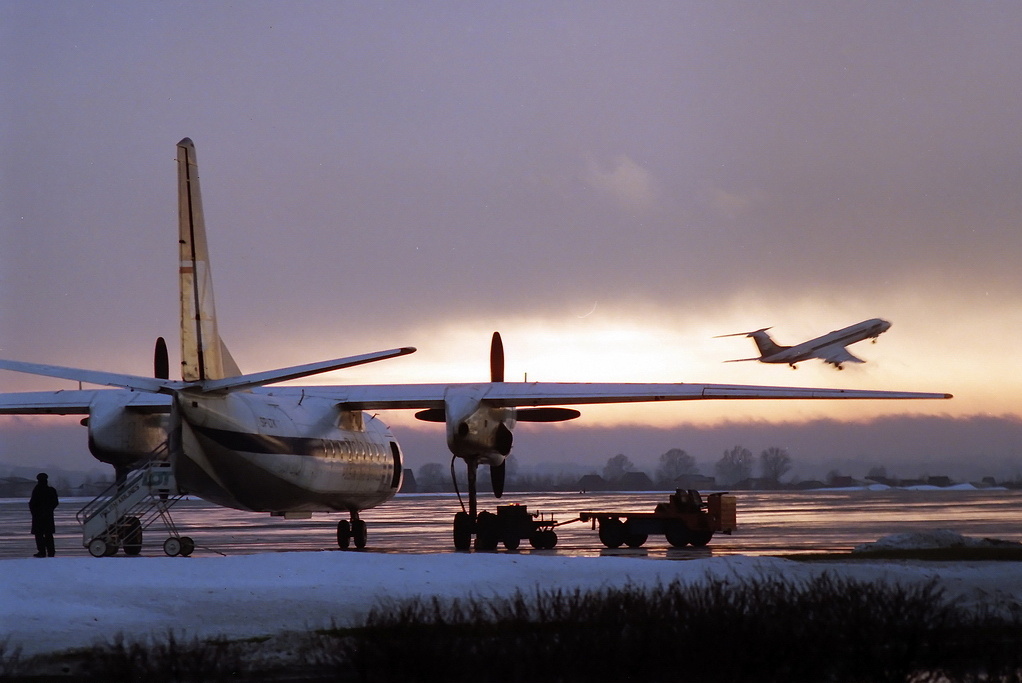 An-24B პოლონეთში აეროპორტში. 1989 წლის ფოტო
