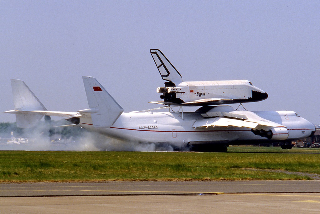 1989 yılında Le Bourget hava gösterisinde iniş sırasında Buran'lı An-225 Mriya