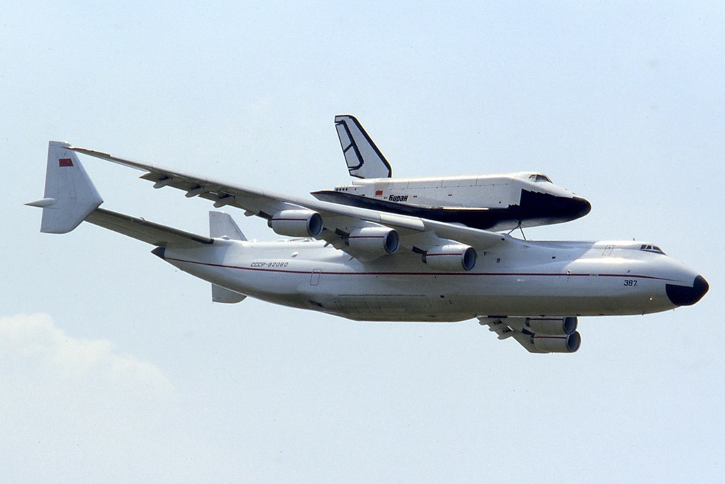 Mriya An-225 ma Buran waqt titjira ta 'dimostrazzjoni fl-ajru ta' Le Bourget fl-1989