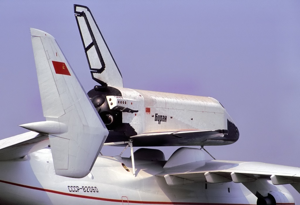 Nave espacial Buran no avião An-225 Mriya no show aéreo de Le Bourget em 1989