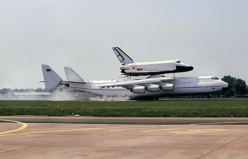 An-225 Mrija s Buranom tijekom slijetanja na zrakoplovnoj izložbi Le Bourget 1989. godine