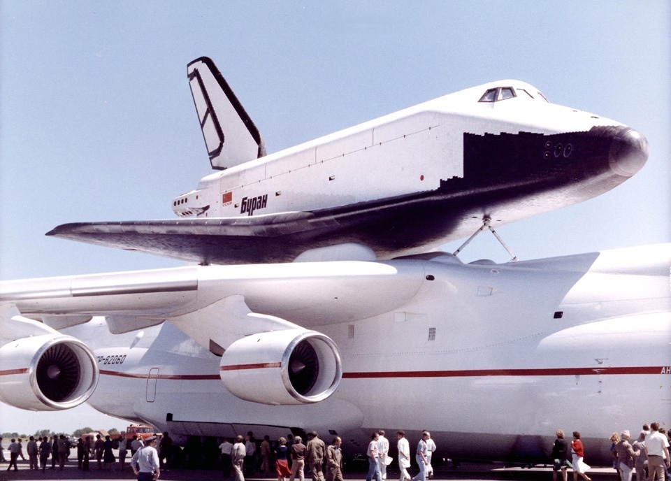 Buran spaceship sa An-225 Mriya plane sa Le Bourget air show noong 1989