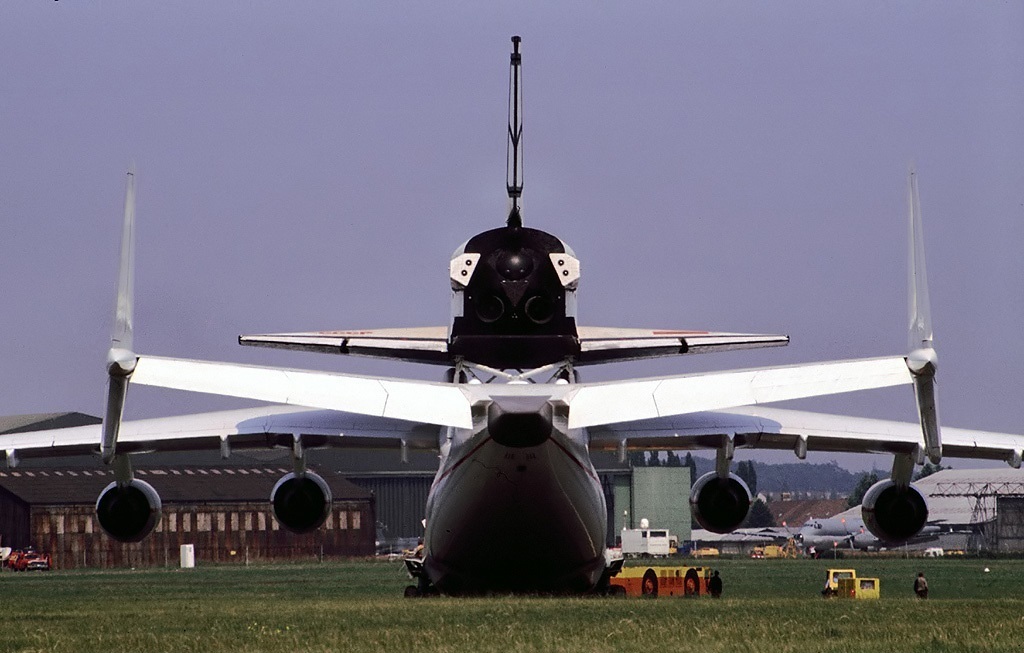 Kapal angkasa Buran pada pesawat An-225 Mriya di pameran udara Le Bourget, pandangan belakang