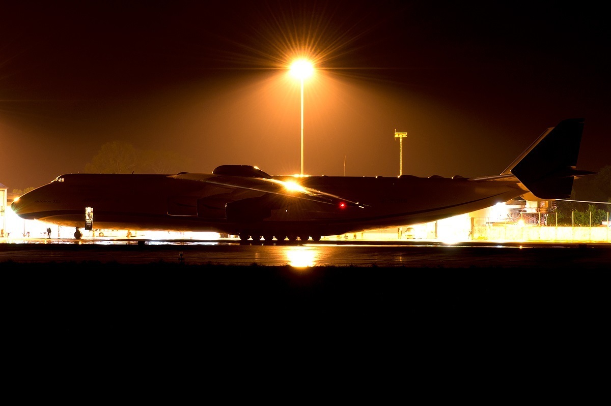An-225 Mriya im Licht der Nachtlichter des Flugplatzes