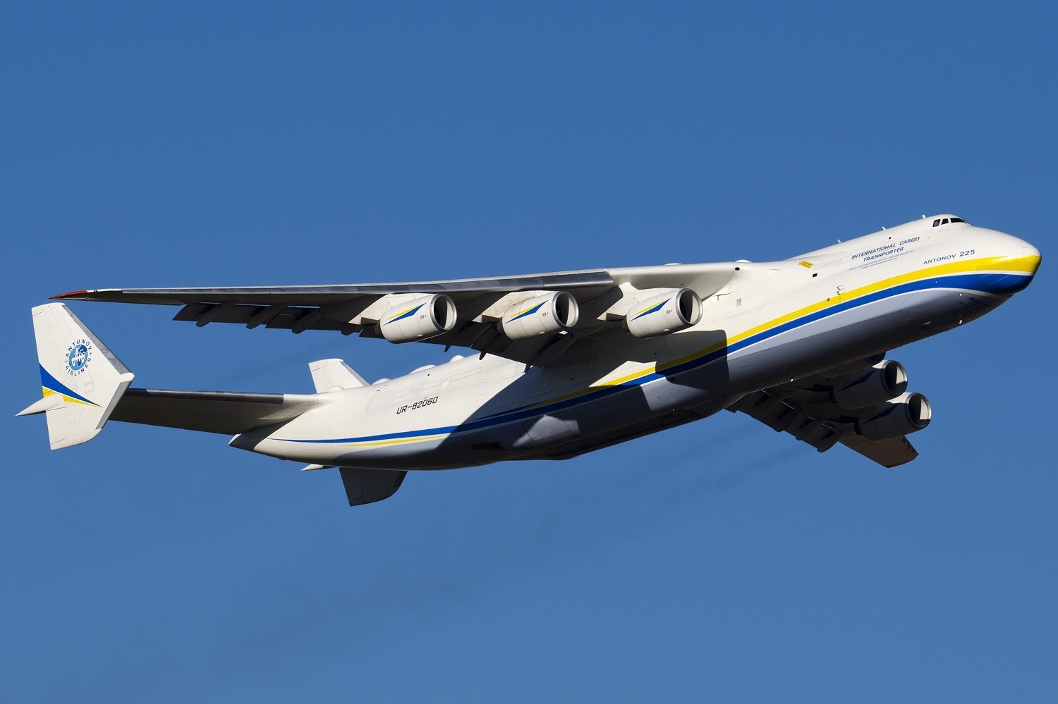 An-225 Mriya nyob saum ntuj ceeb tsheej ntawm Madrid