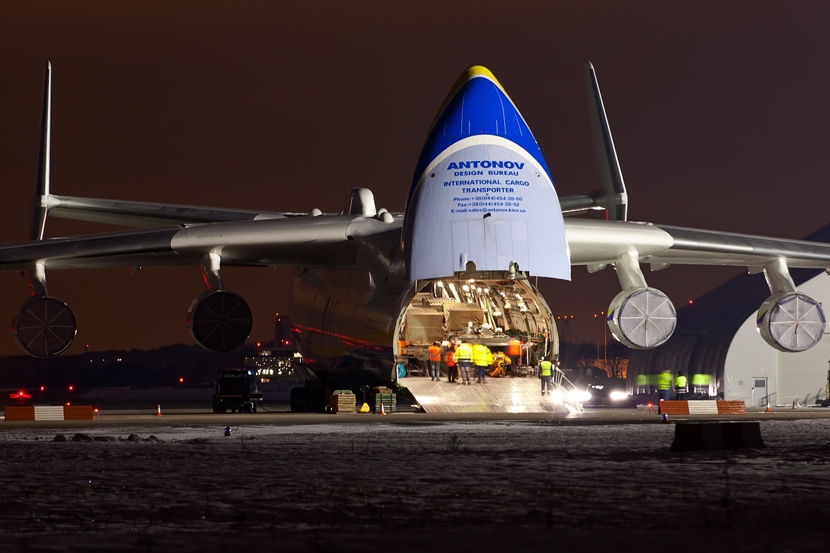 Foto An-225 Mriya unloading in a Repubblica Ceca