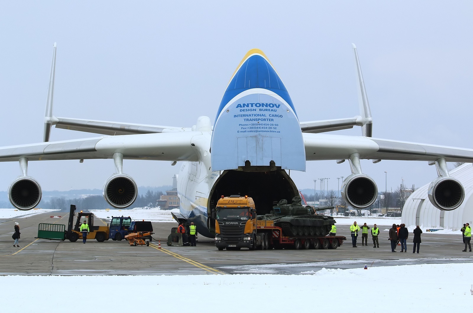 Fotografie An-225 Mriya privind descărcarea de echipament militar în Republica Cehă
