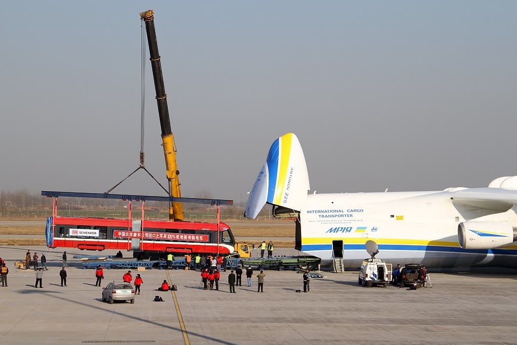 An-225 Mriya beim Beladen von Zügen in China