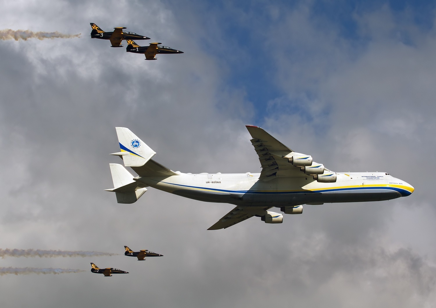 An-225 Mriya didampingi oleh pesawat pelatihan L-39