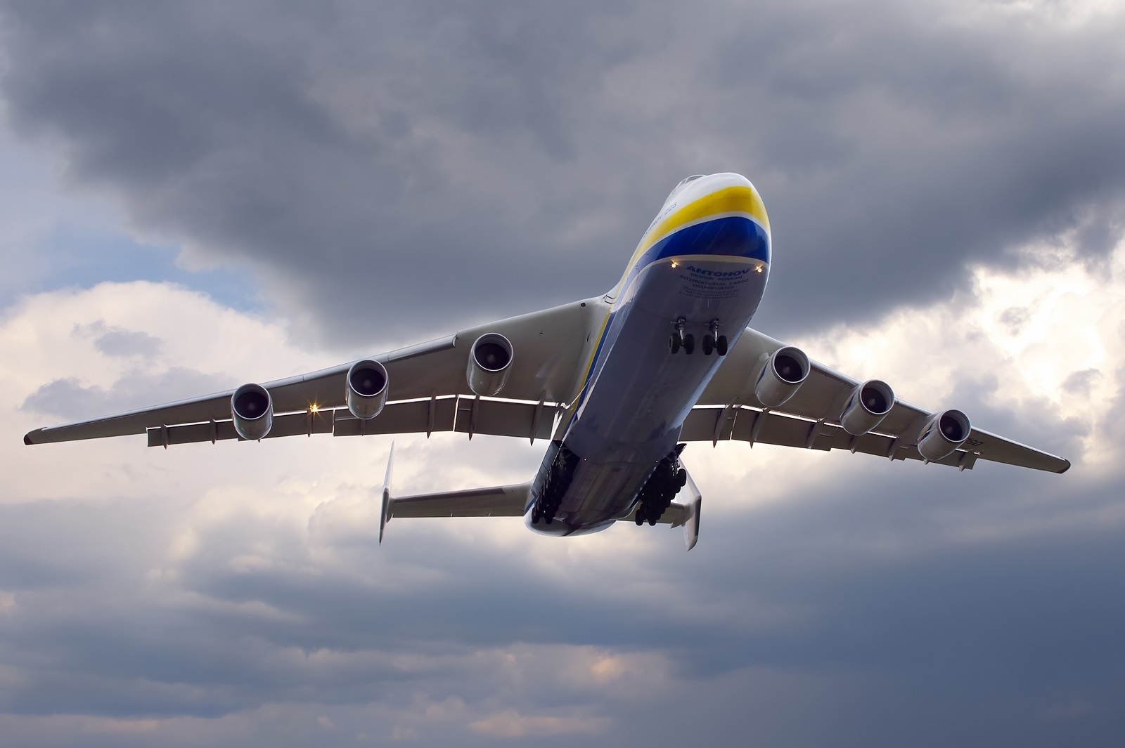 Repülőgép An-225 Mriya az esti égen