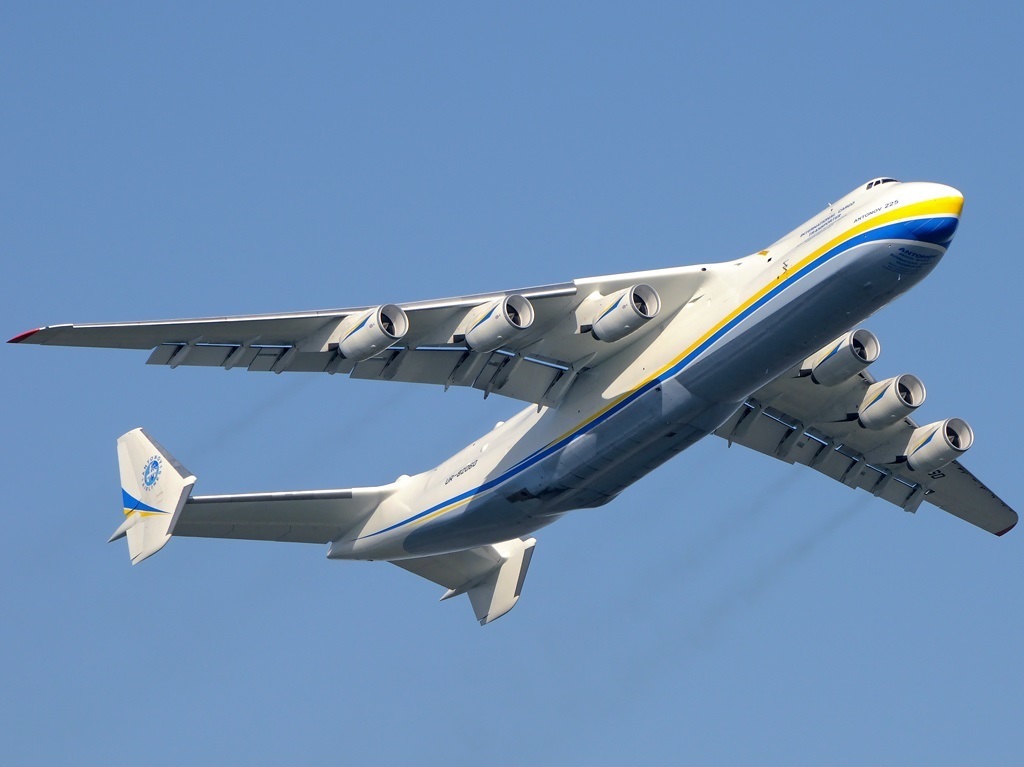 Vliegtuie An-225 Mriya in die lug oor Almaty, Kazakhstan