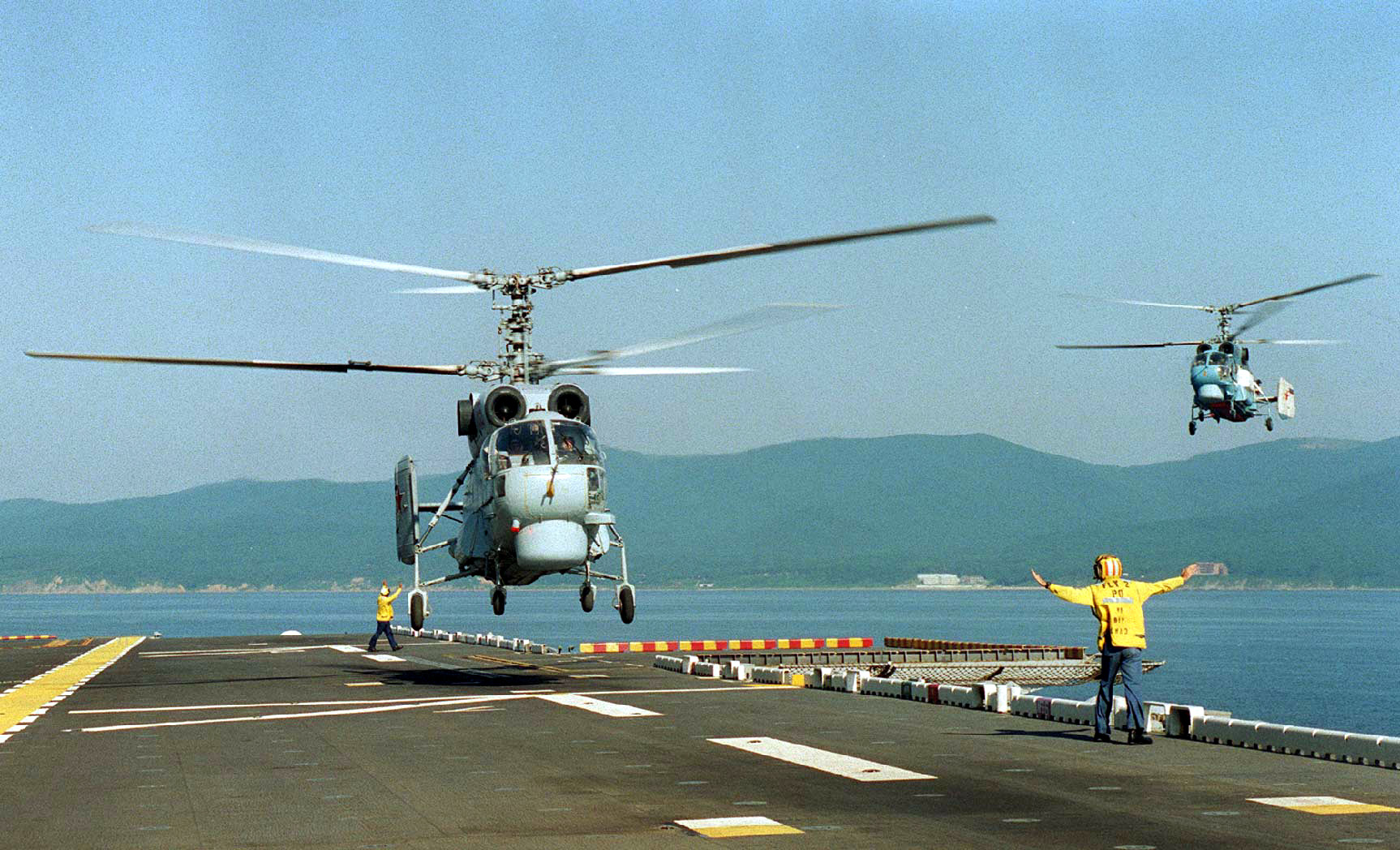 A aproximación Ka-27 a bordo do USS "BELLEAU WOOD" (LHA 3)