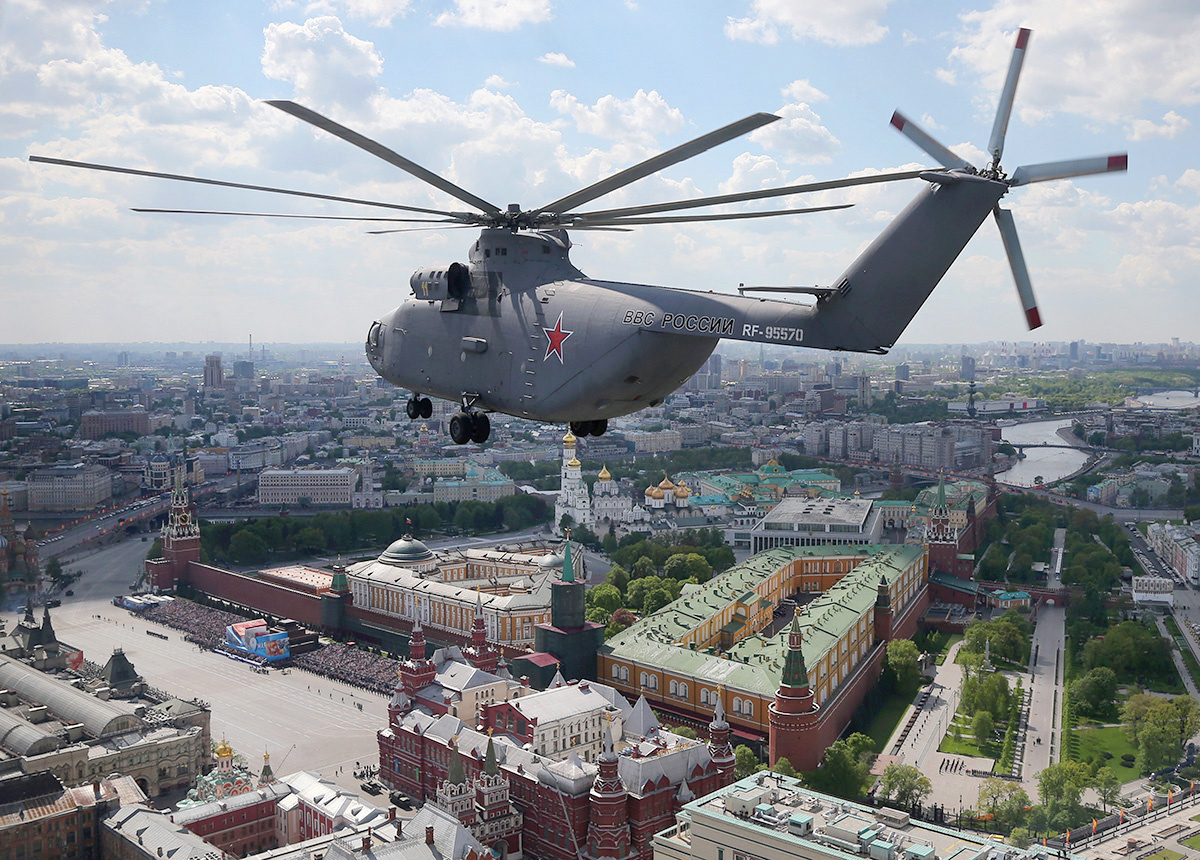 Foto Mi-26 Angkatan Udara Rusia terbang di atas Kremlin Moskwa