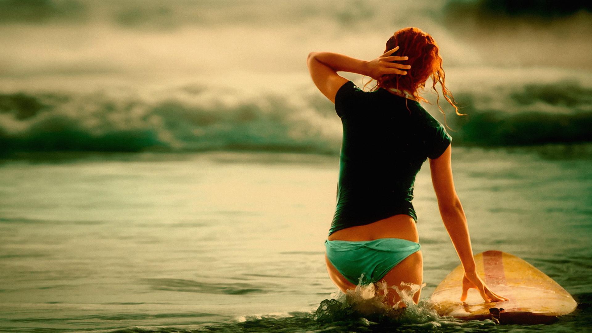 Fotografija dekle na morju nazaj
