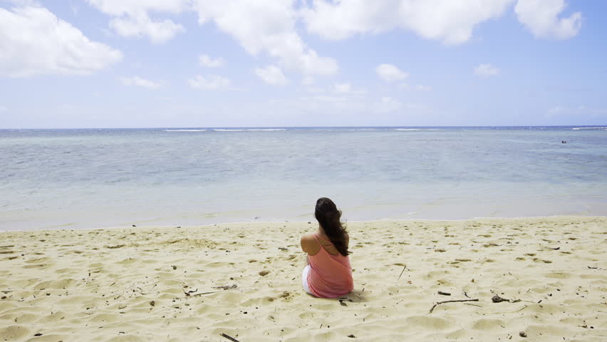Foto de la niña en la espalda del mar.