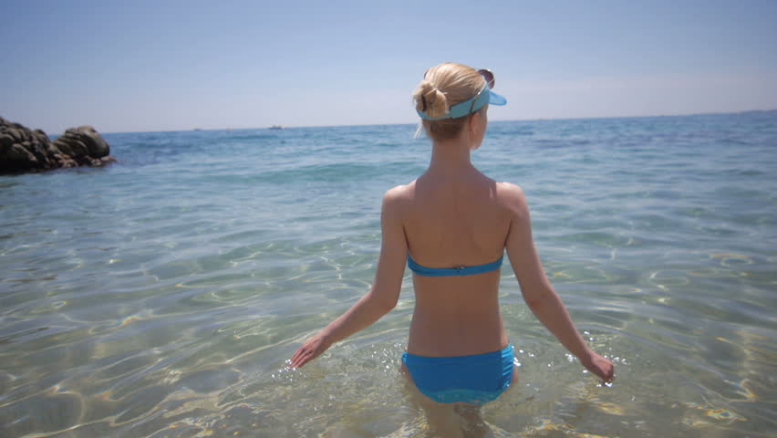 Fotografija dekle na morju nazaj