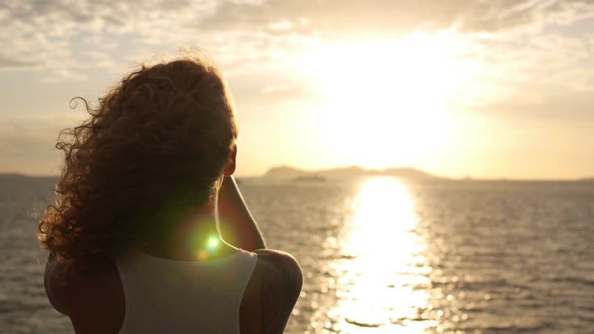 صورة لفتاة على البحر عند غروب الشمس