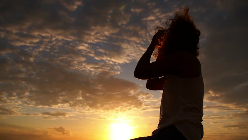 Foto seorang gadis di laut saat matahari terbenam