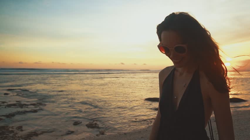 Foto eines Mädchens auf dem Meer bei Sonnenuntergang