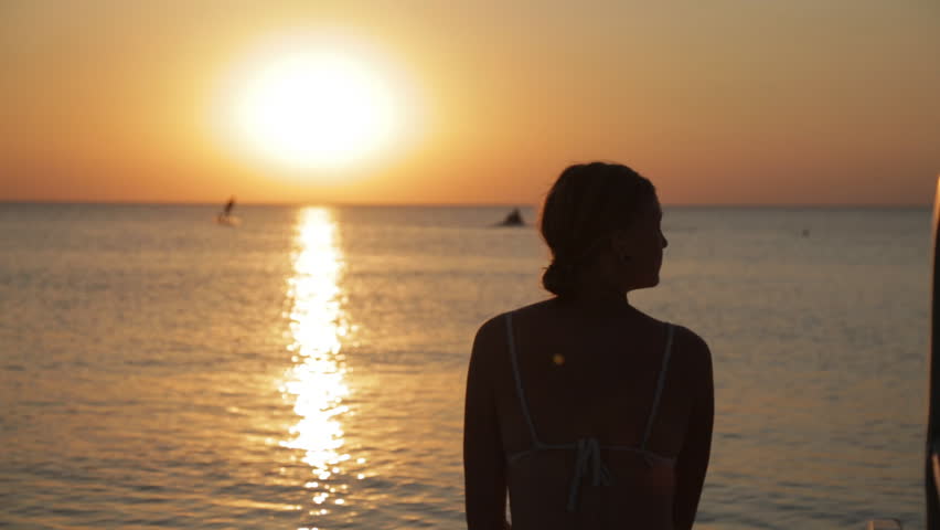 一个女孩的照片在海的日落的