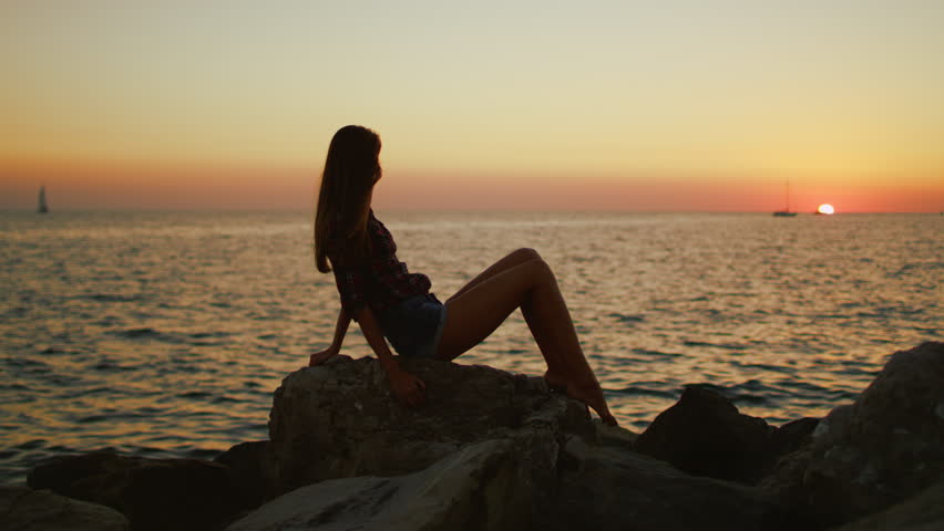 Nuotrauka mergaitė ant jūros saulėlydžio metu