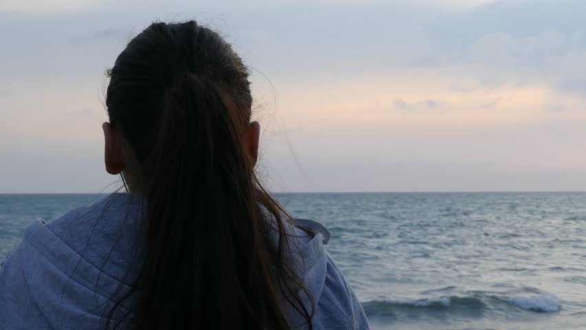 Gambar gadis di laut tanpa wajah