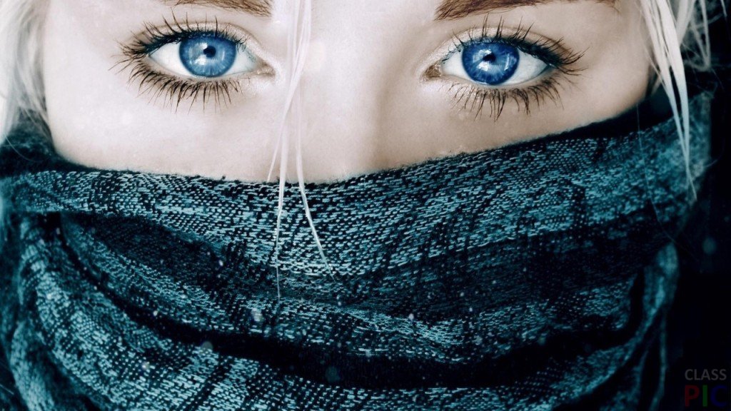 Foto-foto gadis dengan mata biru