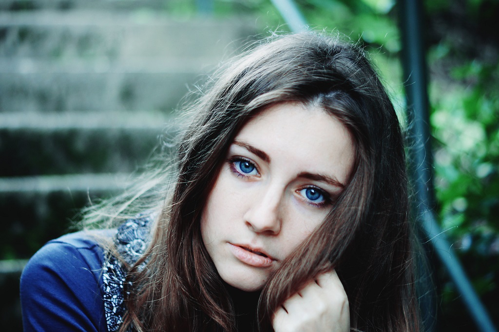 青い目をした女の子の写真