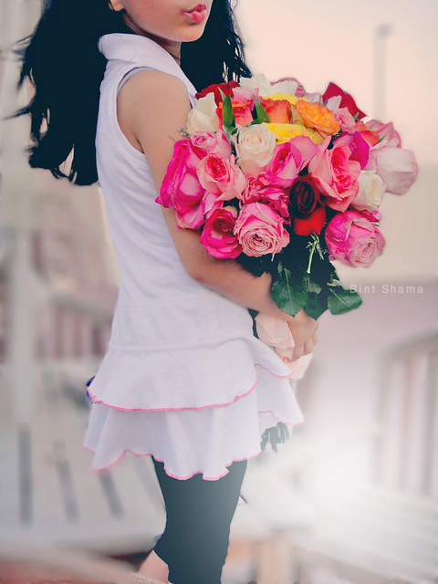 Zdjęcia dziewczyn bez twarzy z kwiatami