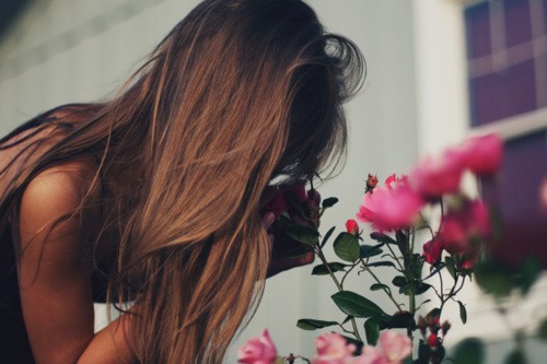 Fotos de noies sense rostre amb flors