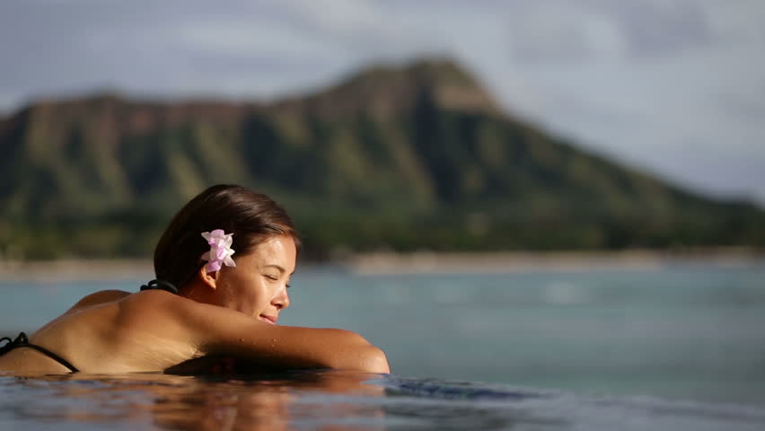 Foto e një vajze në plazh në kostume banje