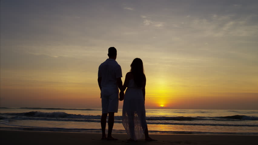 عکس یک زن و شوهر در دریا در غروب آفتاب