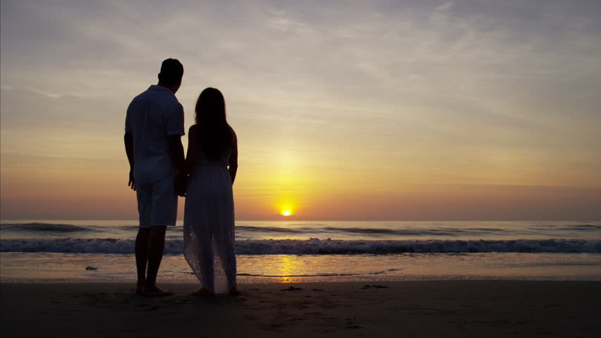 Foto eines Paares auf dem Meer bei Sonnenuntergang
