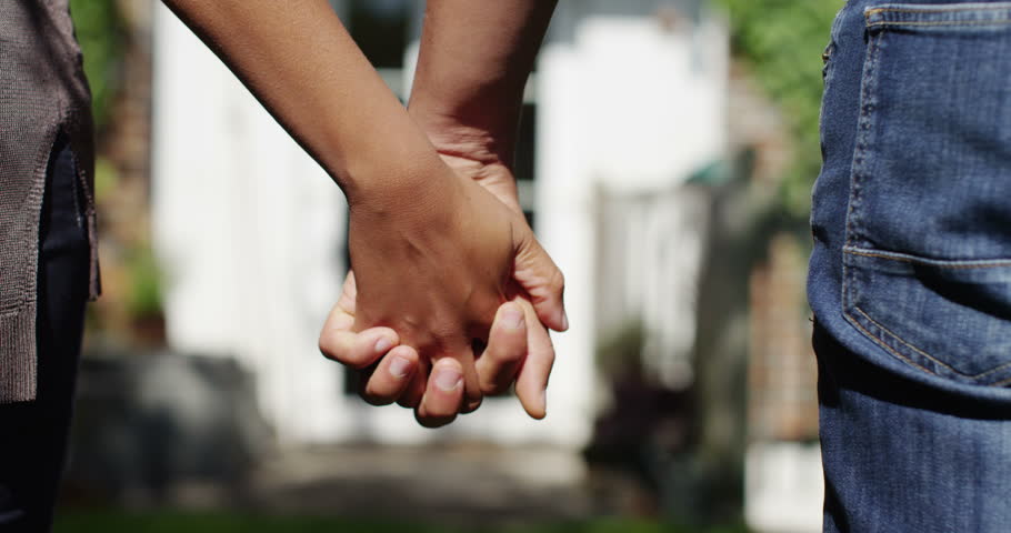 Տղա եւ աղջիկը ձեռքեր են պահում