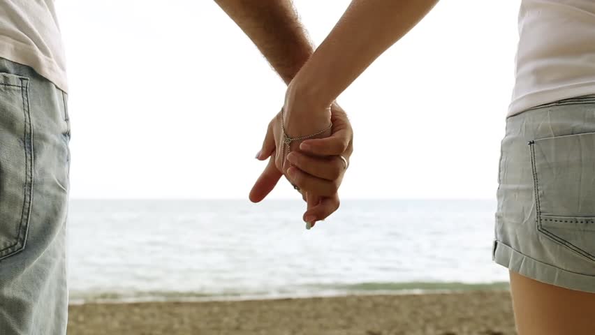 Dečak i devojka se drže za ruke