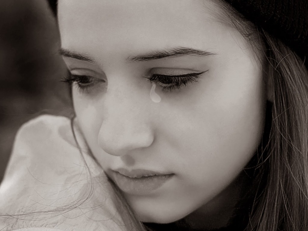 Foto di una ragazza che piange