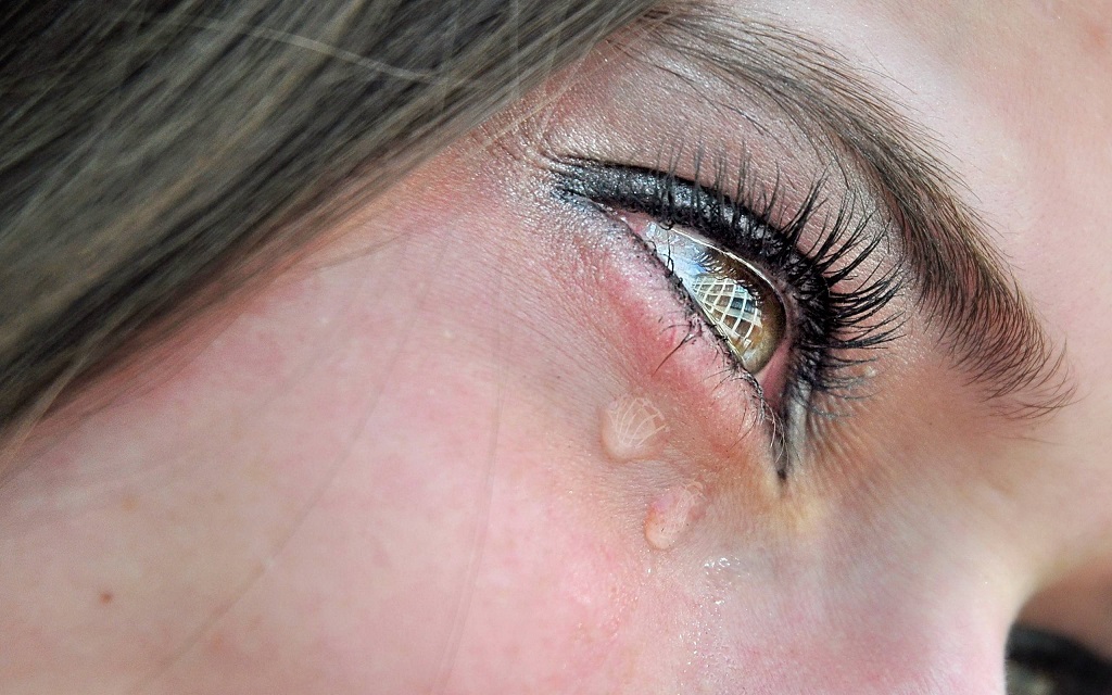 一个哭泣的女孩的照片