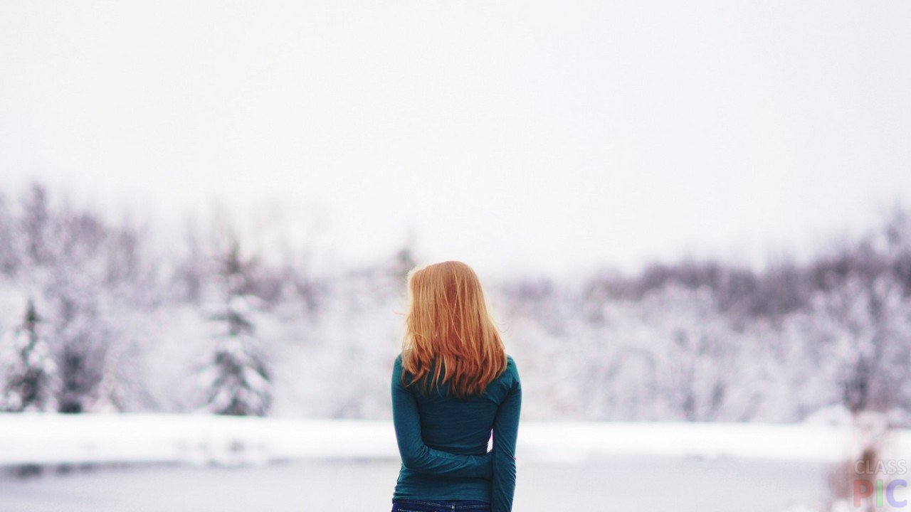 Foto's van meisjes in de winter vanaf de achterkant