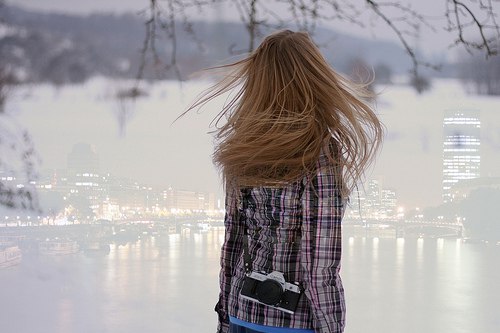 Nuotraukos iš merginų žiemą iš nugaros
