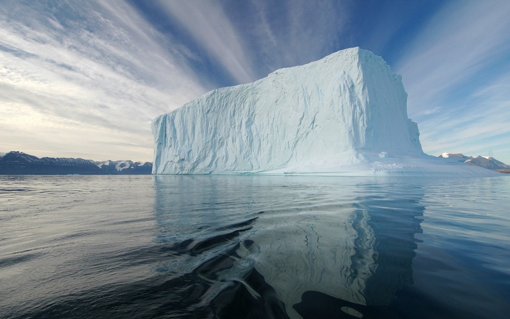 Iceberg oddi ar arfordir Denmarc