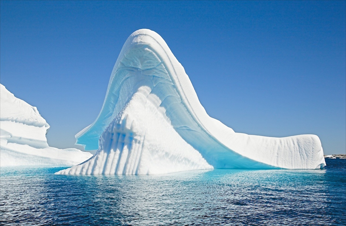 ʻO Iceberg ma kahakai o Antarctica