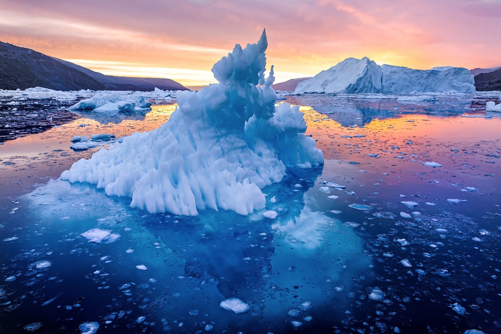 A parva iceberg in mane diluculo insule Grenolandie