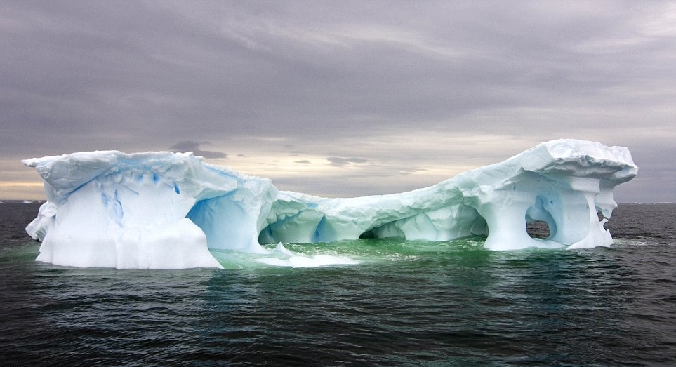 یک عکس از یک کوه یخی زیبا